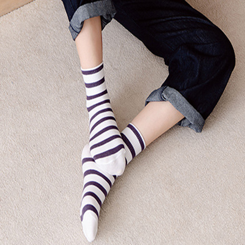 Đôi Vớ Cotton Thoáng Khí Họa Tiết Sọc Đơn Giản Thời Trang Cho Nữ