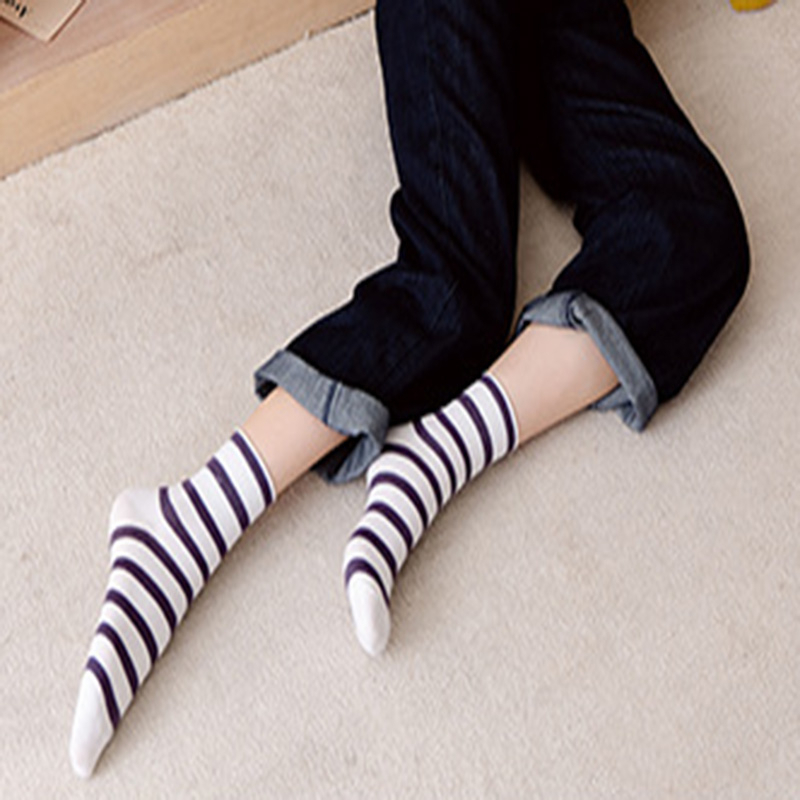 Đôi Vớ Cotton Thoáng Khí Họa Tiết Sọc Đơn Giản Thời Trang Cho Nữ