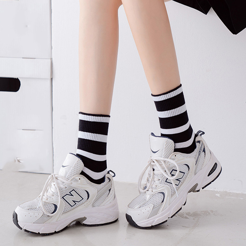 Đôi Vớ Cotton Thoáng Khí Họa Tiết Sọc Đơn Giản Thời Trang Cho Nữ