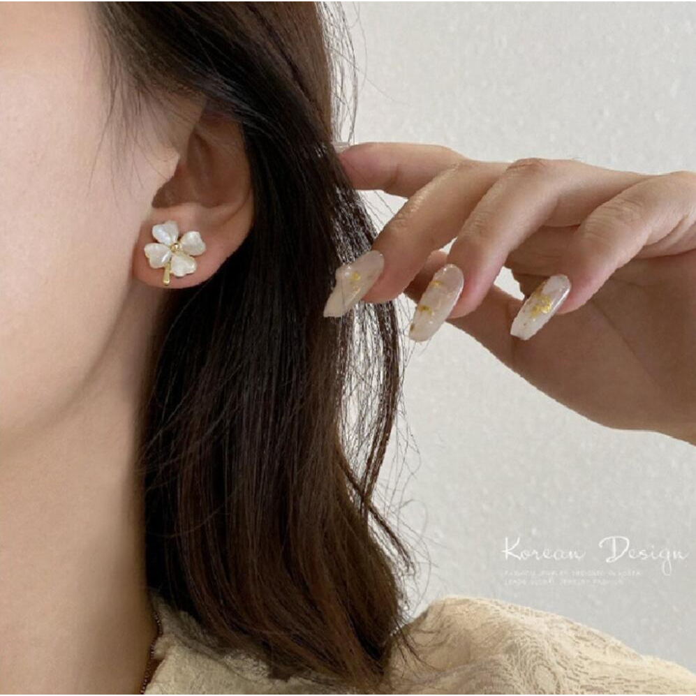 Đôi Bông Tai Mạ Bạc 925 Hình Cỏ Ba Lá Thời Trang Dành Cho Nữ