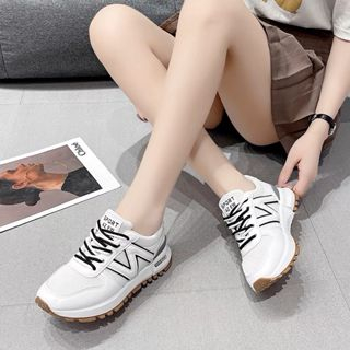 Giày thể thao nữ đế dày mới nâng cao chạy bộ giày nữ mùa hè thoáng khí thể thao thông thường giày nhỏ màu trắng