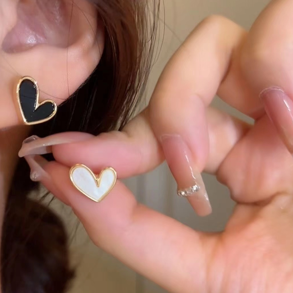 Bông Tai Hình Trái Tim Nhỏ Màu Trắng Đen Đơn Giản Sang Trọng Thời Trang Thu Đông Cho Nữ