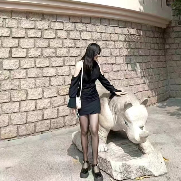 Đầm Đen Trễ Vai Phong Cách Thời Trang Mùa Xuân 2023 Cho Nữ