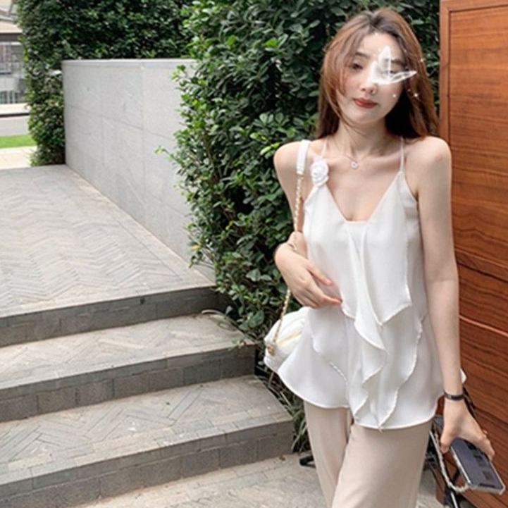 Áo hai dây bằng vải sa tanh trang trí hoa trà phong cách thời trang mùa hè 2023