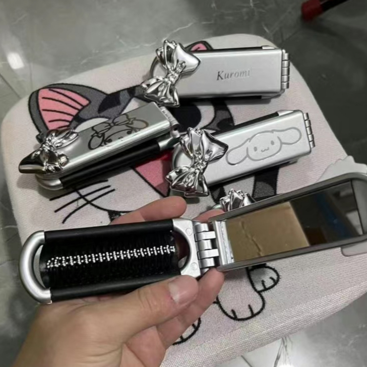 Gương Trang Điểm Tích Hợp Lược Gấp Gọn Di Động Hình Mèo kitty Sanrio