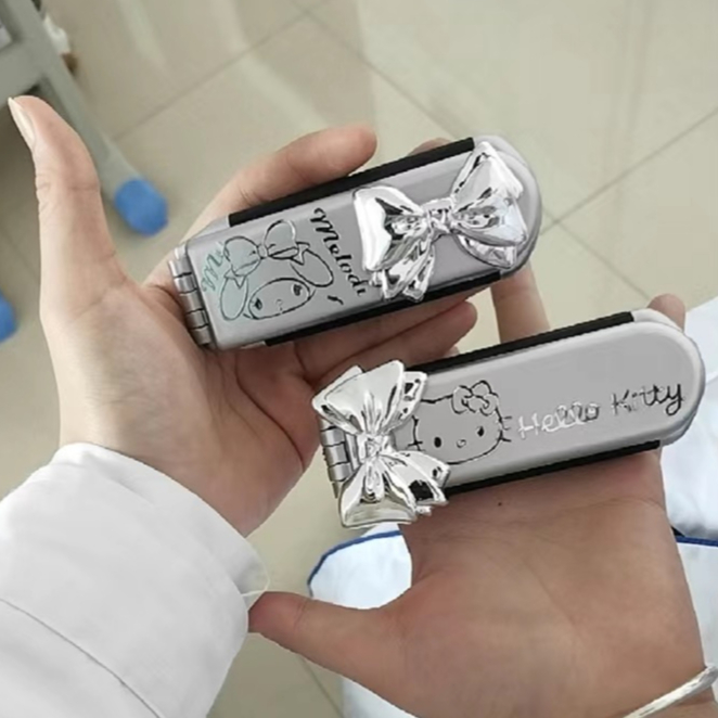 Gương Trang Điểm Tích Hợp Lược Gấp Gọn Di Động Hình Mèo kitty Sanrio
