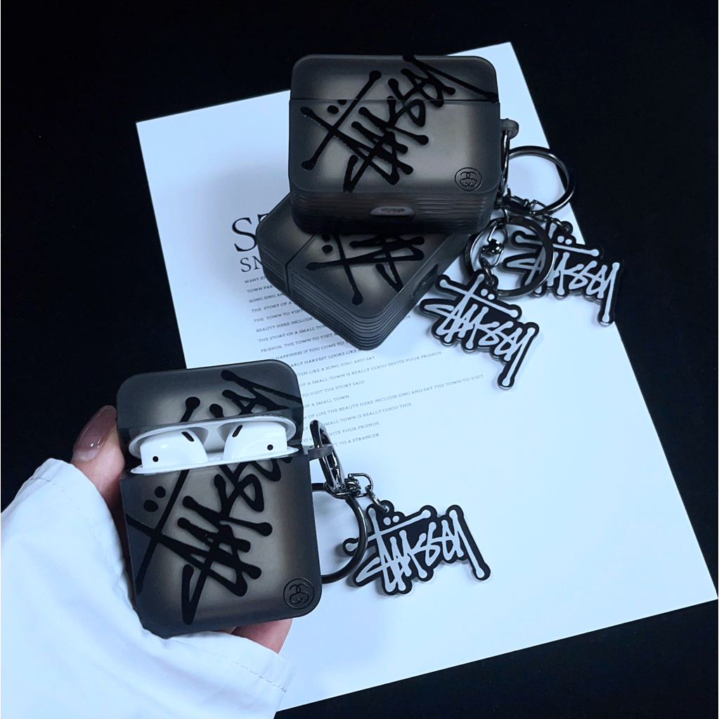 Vỏ Bảo Vệ Hộp Sạc Tai Nghe airpods 1 2 3 pro gen 2 Màu Đen In Logo Stussy Thời Trang Kèm Móc
