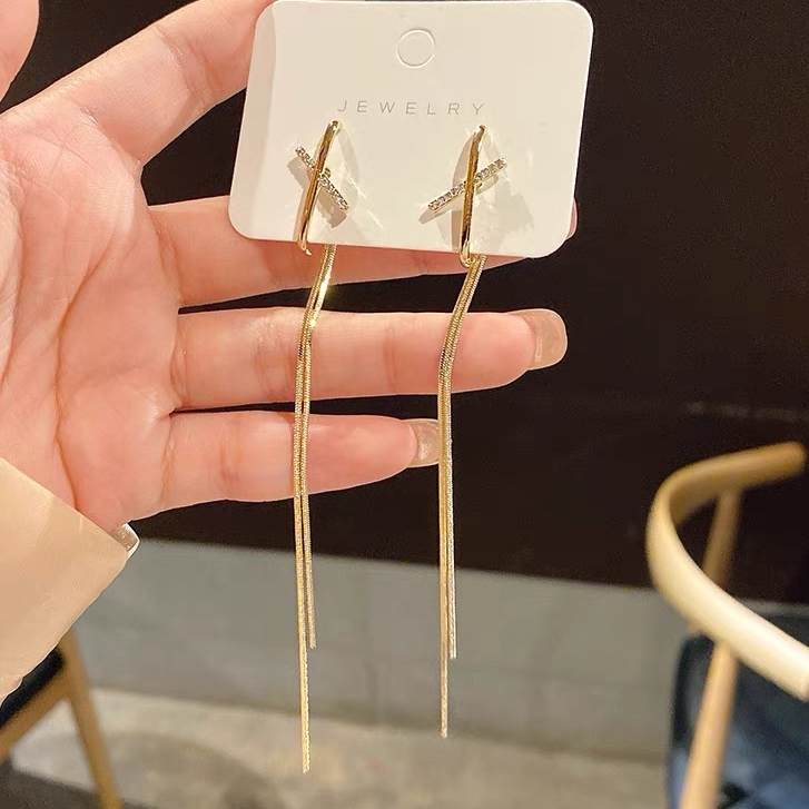 Khuyên Tai Tua Rua Dáng Dài Phong Cách Thời Trang Mùa Hè Năm