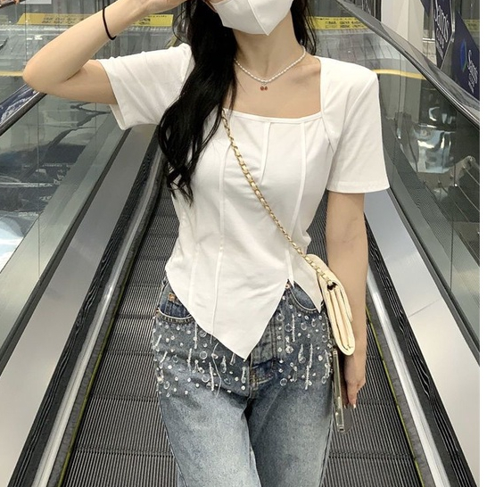 Áo Thun Nữ Ngắn Tay Cổ Vuông Xẻ Tà Lệch Vai Màu Đen Thời Trang