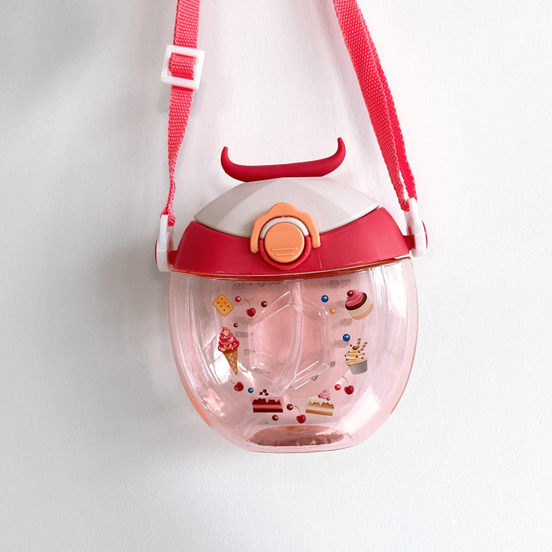 Bình nước dễ thương cho bé có ống hút tặng stcker