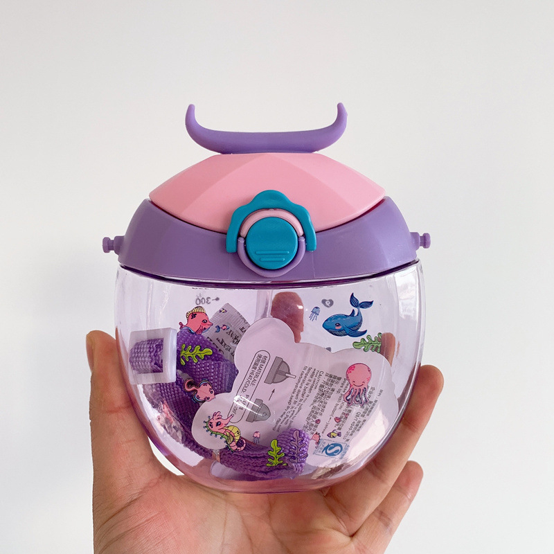 Bình nước dễ thương cho bé có ống hút tặng stcker