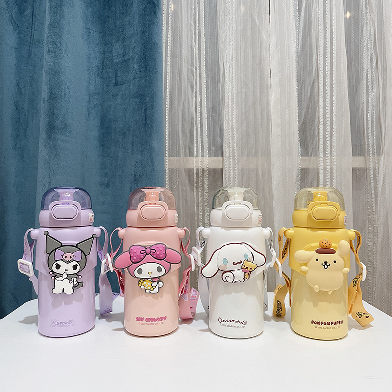 Cô gái xinh đẹp mới của Kuromi mang theo bình giữ nhiệt