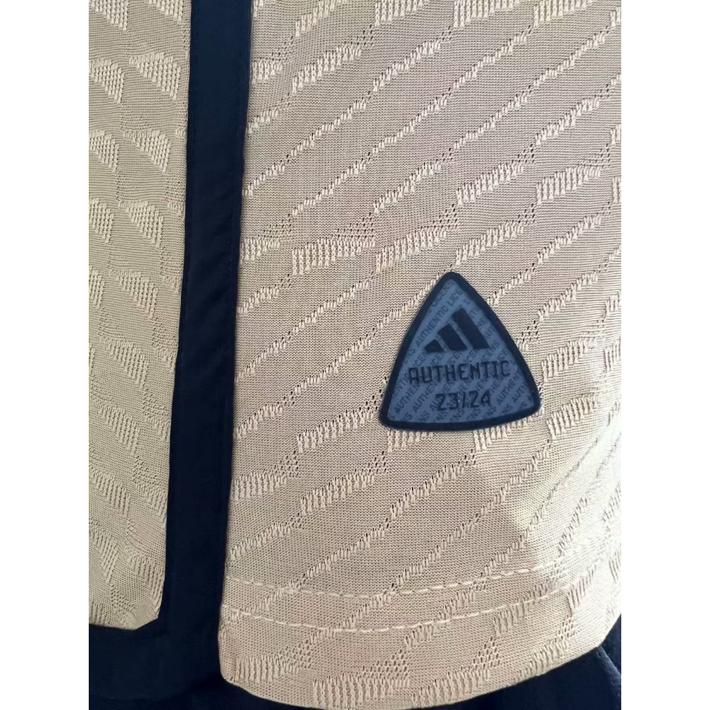 Áo Thun Bóng Đá In Chữ Mad-Irid Away 23 / 24