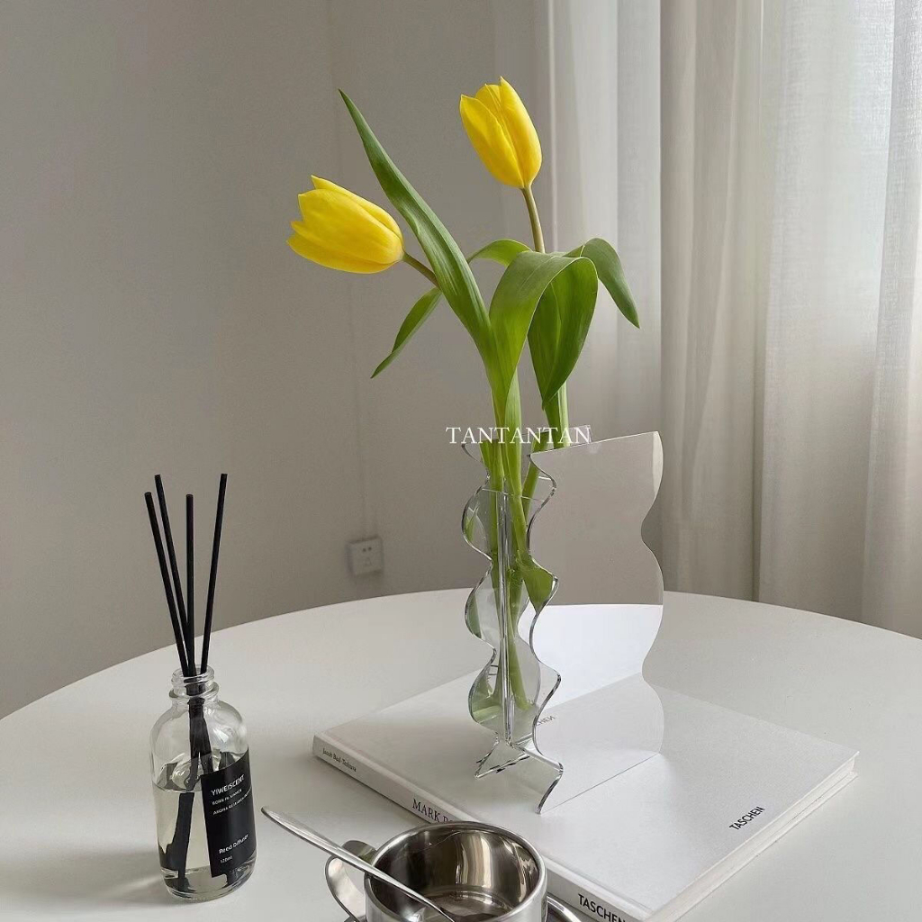Bình hoa lượn sóng bằng acrylic trang trí phong cách hiện