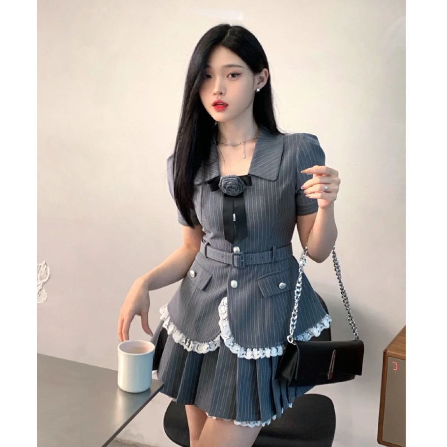 Bộ áo sơ mi tay phồng và chân váy xếp ly ( tặng kèm thắt lưng và nơ ) họa tiết kẻ sọc tiểu thư, dễ thương phong cách