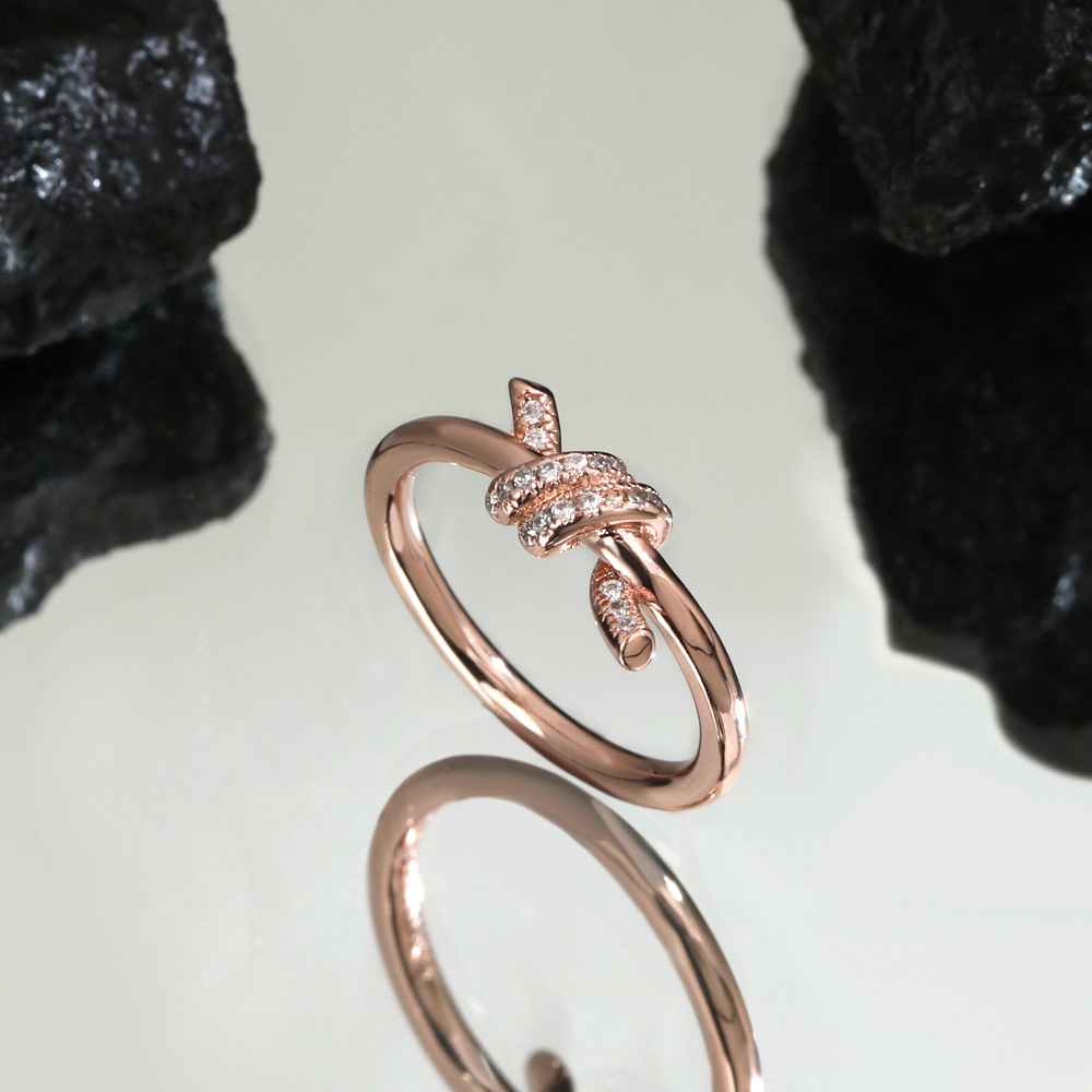 Nhẫn Mạ Vàng Hồng 18k Thắt Nút Đính Đá Sang Trọng