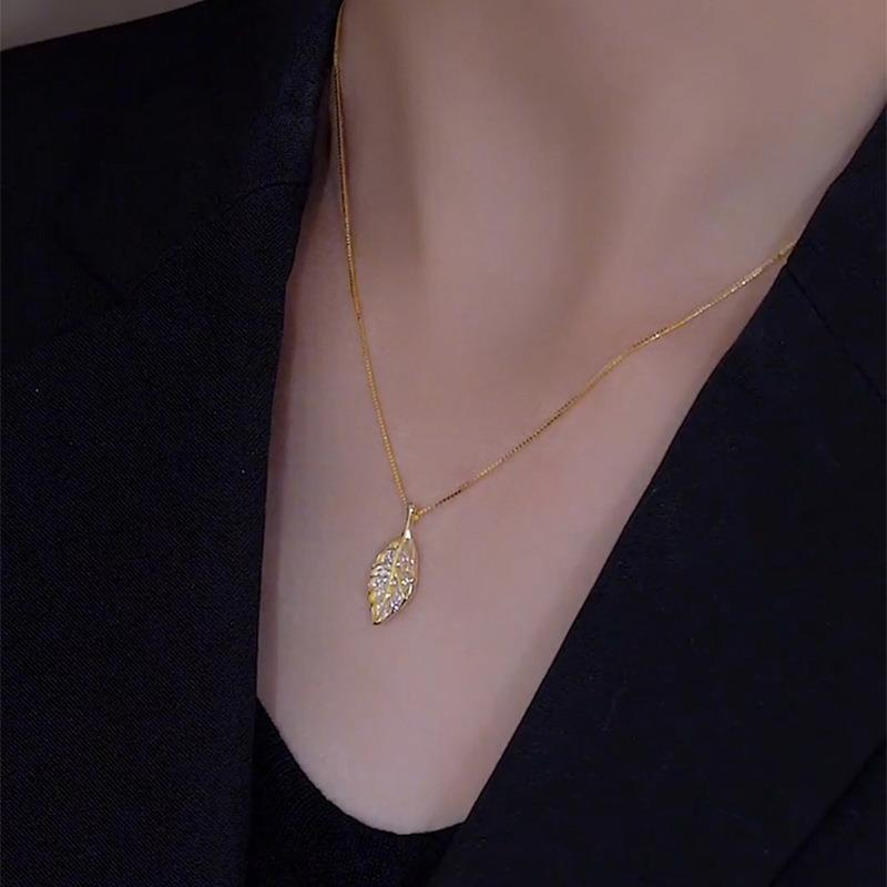 Vòng cổ Mạ Vàng 18k Mặt Hình Lá Đính Đá Zircon Lấp Lánh Thời Trang 2023