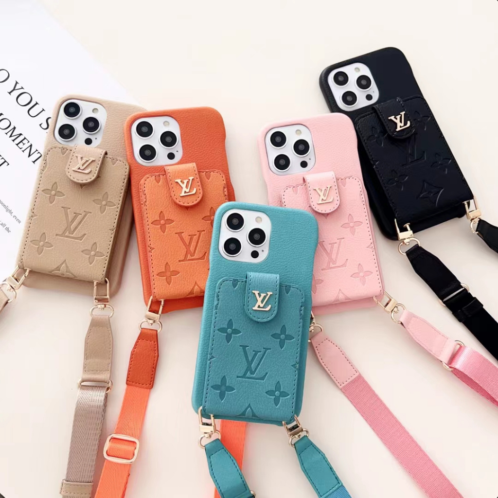 Hàng Hóa.Sản Phẩm.Thương Hiệu Châu Âu Và Mỹ. Set Túi Da Đựng Thẻ Dập Nổi Màu Sắc+Dây Đeo Thảm Chùi Chân Chống Trượt Chống Trượt Phụ Kiện Chống Rơi Chuyên Dụng Cho Xe Hơi Ốp Điện Thoại Thời Trang Cho iPhone14.14Pro.14Promax 13.13Pro.iphone12.12pro.12proMax