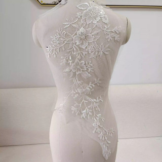 1 tấm vải ren thêu hoa baroque dùng may váy cưới