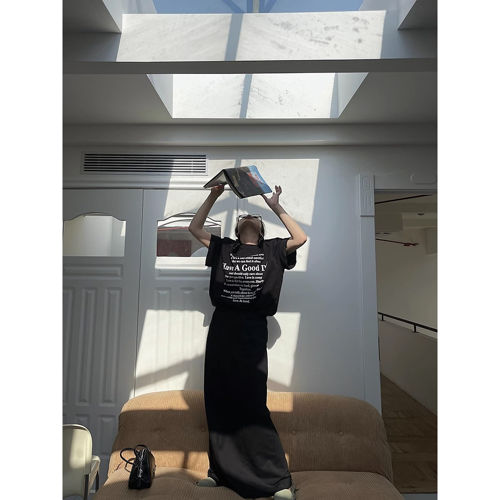 1 Áo Thun Tay Ngắn Dáng Rộng Màu Đen / Trắng In Chữ Thời Trang Mùa Hè 2023 Cho Nữ