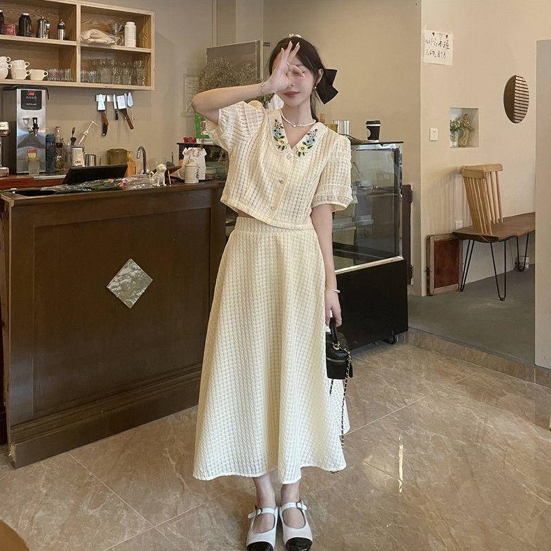 Bộ Áo Cổ Búp Bê Thêu Họa Tiết + Chân Váy Ngắn Lưng Cao Thời Trang Xinh Xắn Cho Nữ