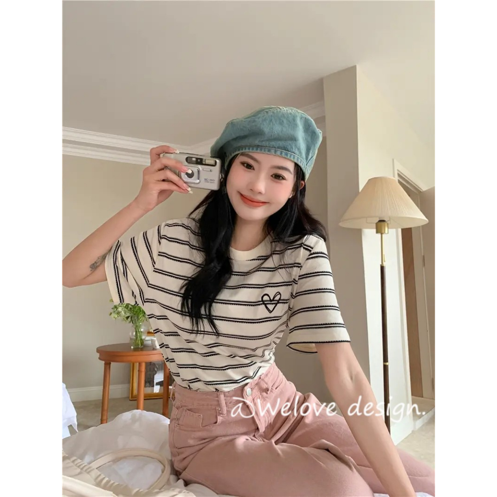 「 WELOVE1 」Áo Thun Tay Ngắn Cổ Tròn Dáng Rộng Thêu Hình Trái Tim Phối Họa Tiết Kẻ Sọc Xinh Xắn Thời Trang Cho Nữ