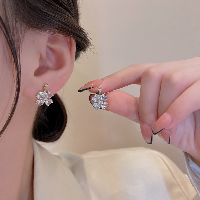 Khuyên Tai Kim Loại Hình Cỏ Bốn Lá Đính Đá Zircon Phong Cách Hàn Quốc Mới