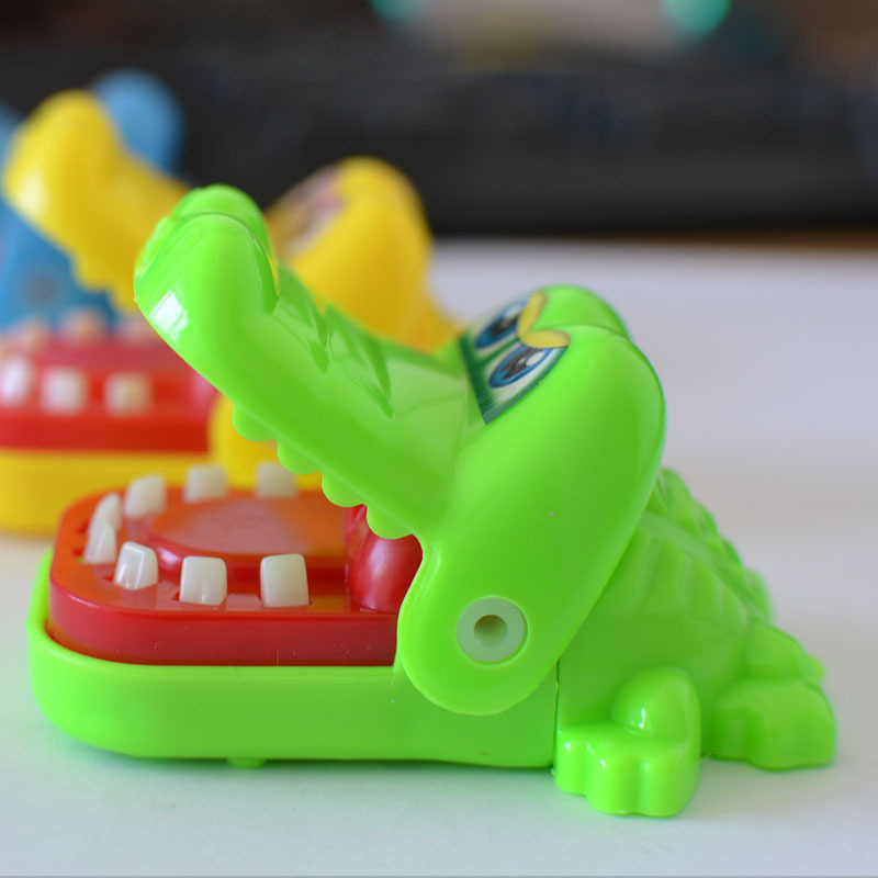 Đồ chơi cá sấu cắn ngón tay dễ thương vui nhộn dành cho bé