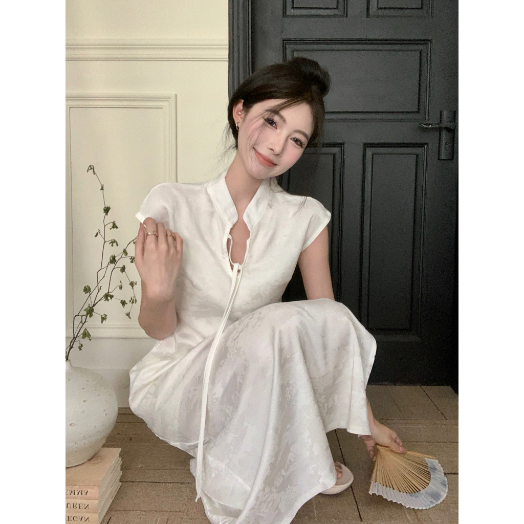 【COLORBLLIND】Đầm Sườn Xám Dáng Chữ A Dài Xẻ Tà Cột Dây Màu Trắng Phong Cách Trung Hoa Cổ Điển Mùa Hè Mới