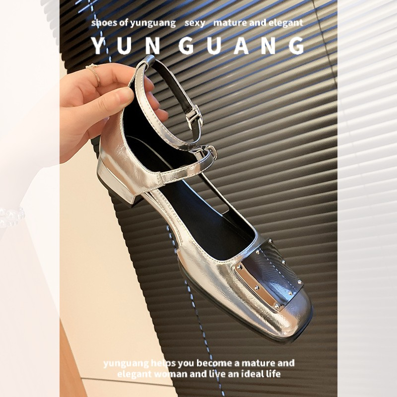 Yunguang Giày Búp Bê Mary Jane Mũi Vuông Rỗng Màu Bạc Thiết Kế Đục Lỗ