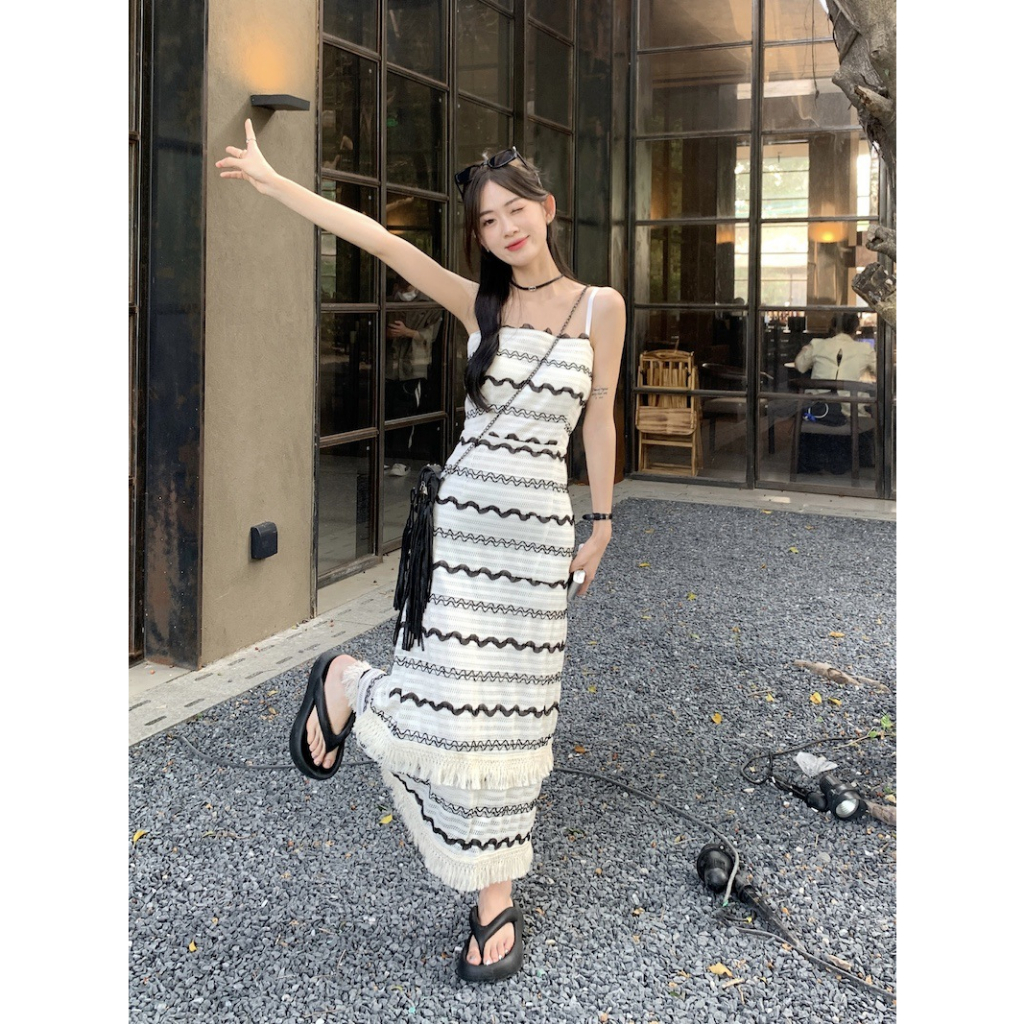 Enjoy Freedom Đầm Hai Dây Màu Trắng Đen Phối Tua Rua Phong Cách Hàn Quốc