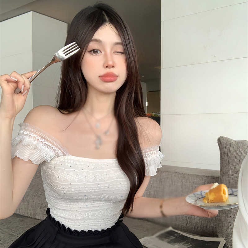 Áo Croptop Hai Dây Cổ Vuông Có Đệm Ngực Phối Ren Dáng Ôm Gợi Cảm Cho Bạn Gái