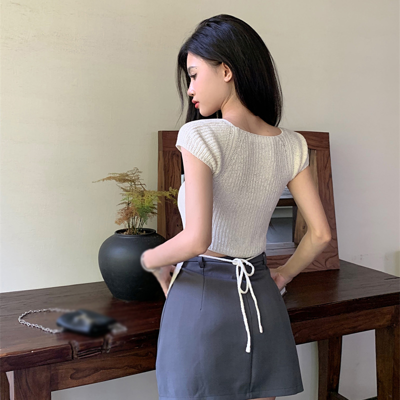 Áo Croptop Dệt Kim Tay Ngắn Màu Trơn Thiết Kế Dây Đan Chéo Sau Lưng Quyến Rũ
