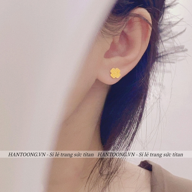 Khuyên tai titan nữ không gỉ mạ vàng 24k hình cỏ 4 lá phun cát ánh kim lấp lánh thời trang thanh lịch
