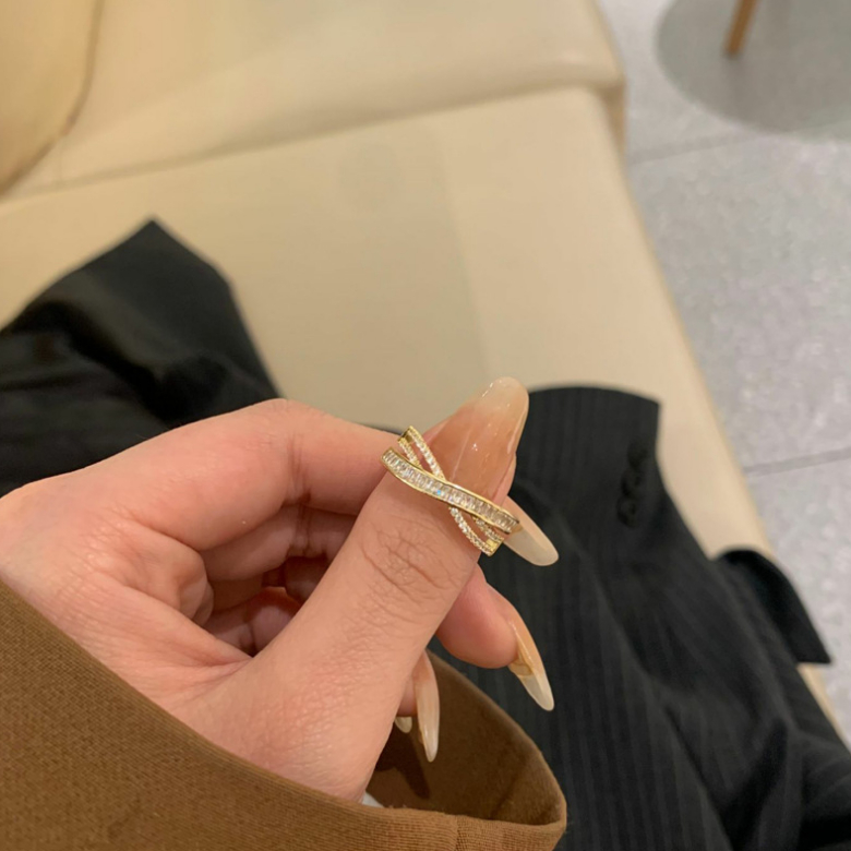 Nhẫn Thiết Kế Hình Thánh Giá Đính Đá Quý Thời Trang Sang Trọng