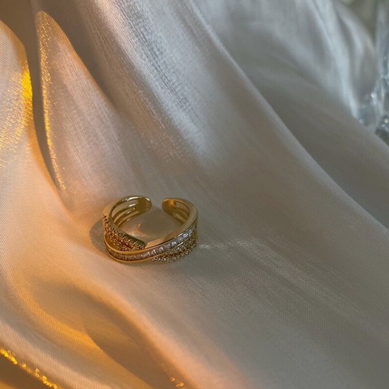 Nhẫn Thiết Kế Hình Thánh Giá Đính Đá Quý Thời Trang Sang Trọng