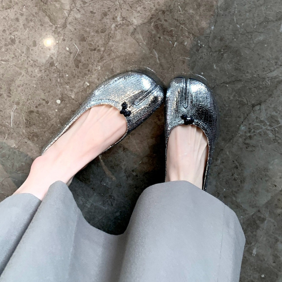 YAOLI  Giày Da Mềm Đế Bằng Màu Bạc Sáng Hình Chú Heo Phẳng Mũi Tách Móng Ngựa Cho Nữ