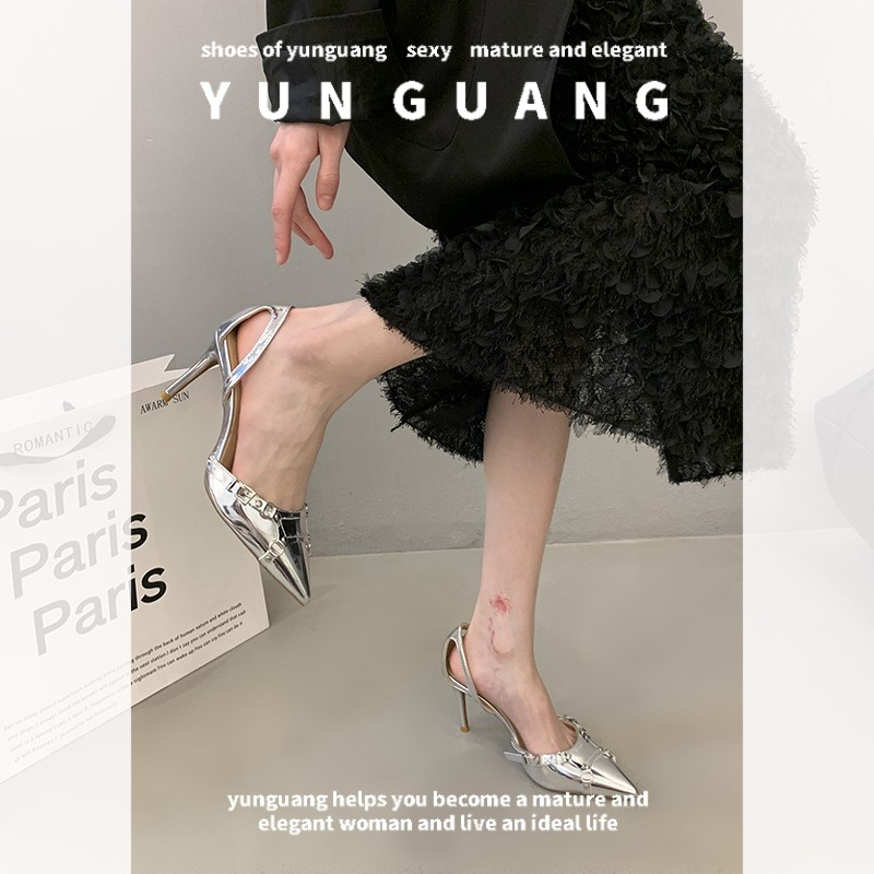 Yunguang Giày Cao Gót Mũi Nhọn Màu Đen Đính Đinh Tán Phối Khóa Thời Trang Quyến Rũ