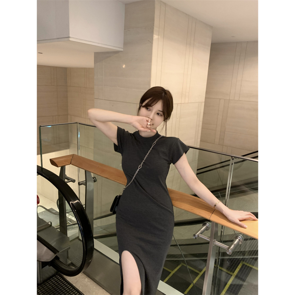 QKOOLE Đầm Thun Ngắn Tay Dáng Dài Qua Gối Xẻ Tà Màu Đen Thời Trang Mùa Hè Quyến Rũ Cho Nữ