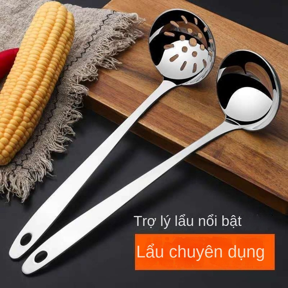 Vá Múc Canh Bằng Thép Không Gỉ Dày Dặn Tay Cầm Dài Có Lưới Lọc Vỏ Sò Tiện Dụng