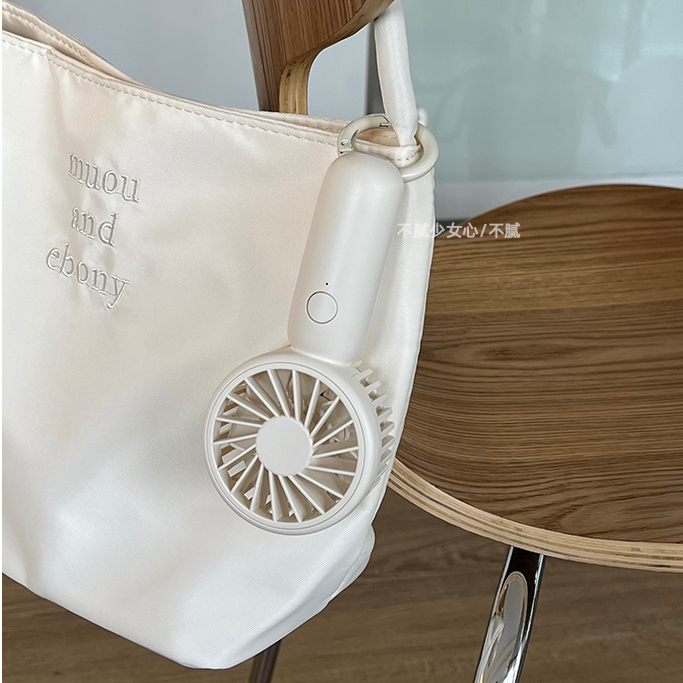 1 Quạt Điện Mini Cầm Tay Màu Trắng Sữa Phong Cách Hàn Quốc Dễ Thương Kèm Móc Treo Tiện Dụng