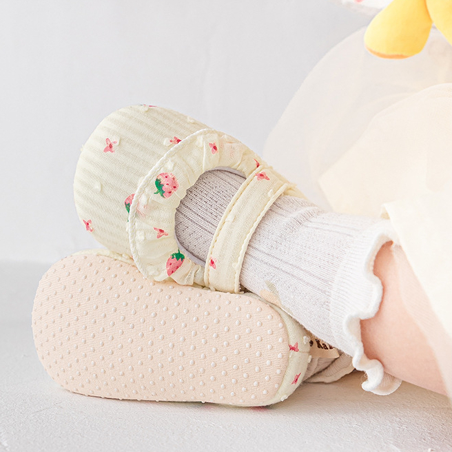 Giày Cotton Họa Tiết Dâu Tây Xinh Xắn Dành Cho Bé Gái 0-12 Tháng Tuổi