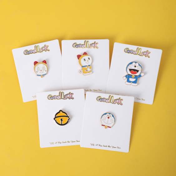 Huy Hiệu Cài Áo Kim Loại Hình Doraemon Đáng Yêu
