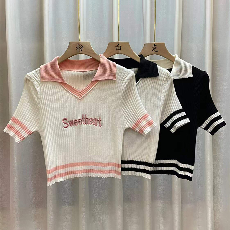 Áo Croptop Dệt Kim Tay Ngắn Cổ Bẻ Thêu Chữ Thời Trang Cho Nữ