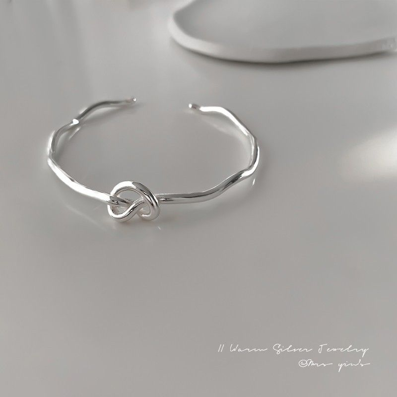 Vòng Tay Hở Mạ Bạc 925 Thiết Kế Thắt Nút Độc Đáo Sang Trọng