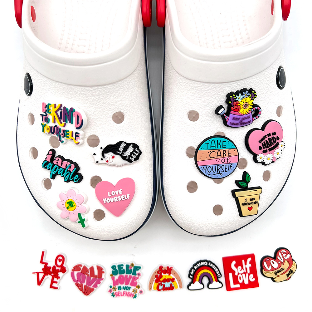 1 Phụ Kiện Trang Trí Dép Crocs Hình Trái Tim Hoạt Hình Dễ Thương
