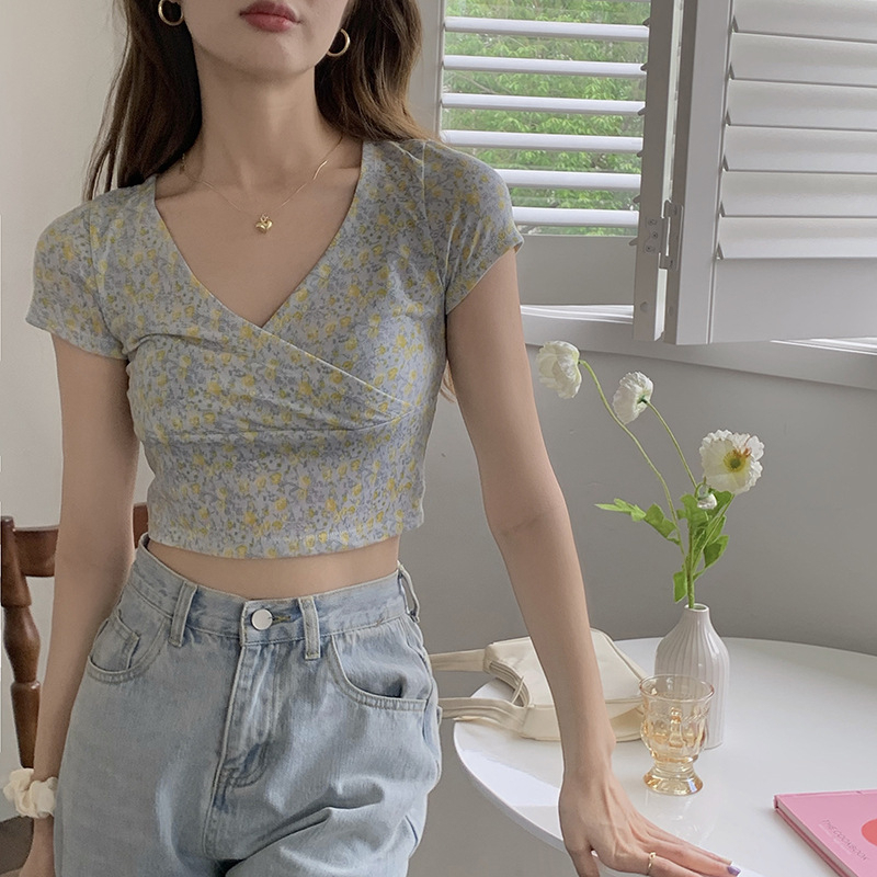 Áo Thun Tay Ngắn Cổ Chữ V Họa Tiết Hoa Phong Cách Hàn Quốc Ngọt Ngào
