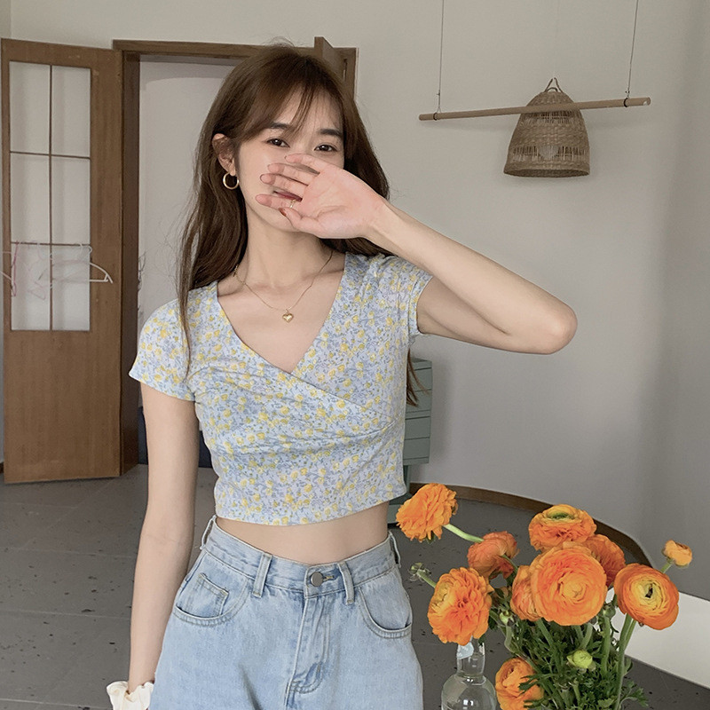 Áo Thun Tay Ngắn Cổ Chữ V Họa Tiết Hoa Phong Cách Hàn Quốc Ngọt Ngào