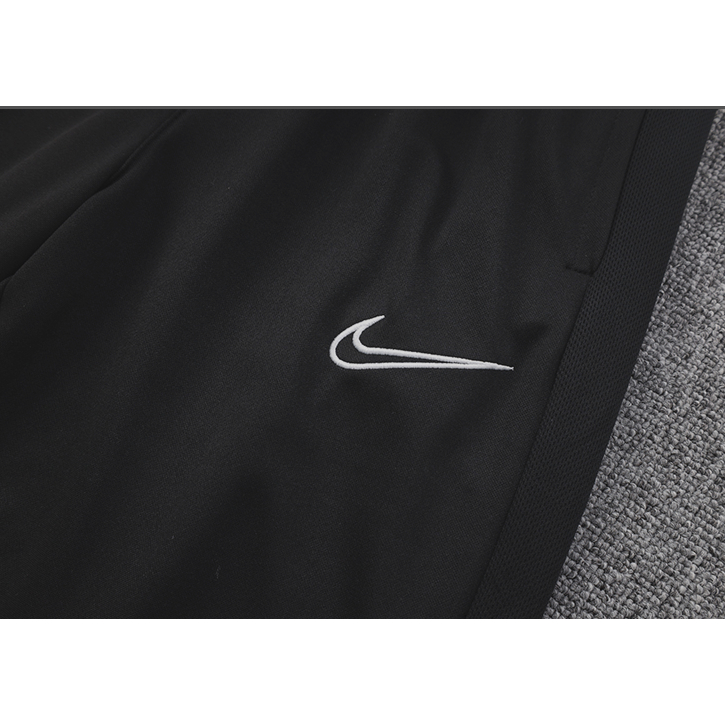 Bộ Đồ Đá Banh Màu Đen Kích Thước 23-24 NK Nửazip Tỉ Lệ 1: 1 Chất Lượng Cao Dành Cho Nam Giới