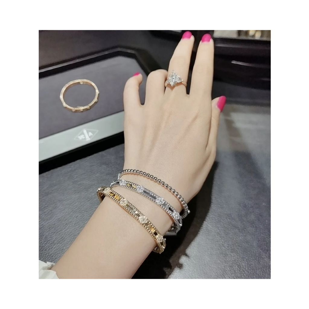 Vòng Tay Thép Titan Họa Tiết Cỏ Bốn Lá Cá Tính Cổ Điển 2023 Có logo